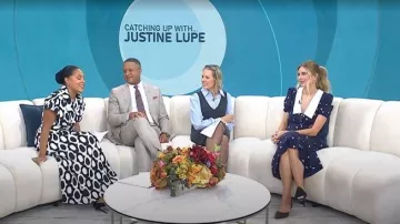Robe à imprimé Alessandra Rich Bows portée par Justine Lupe comme on le voit dans Today le 22 octobre 2025