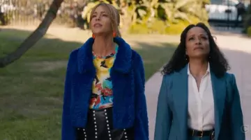 Falda Alice + Olivia Lecia usada por Morgan Gillory (Kaitlin Olson) como se ve en High Potential (S02E06)