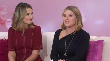 Top asimétrico fruncido de jersey modal negro Lapointe usado por Jenna Bush Hager como se ve en Today with Jenna & Friends el 22 de octubre de 2025