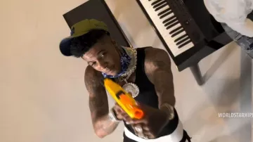 New Era New York Yankees Vert Olive 9FORTY porté par Blueface en Blueface - « Murder Rate » feat. Polo G (Clip Officiel - Exclusivité WSHH)