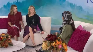 Falda midi con botones delanteros Adam Lippe usada por Jenna Bush Hager como se ve en Today with Jenna & Friends el 22 de octubre de 2025