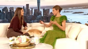 Pantalon évasé en laine taille haute à carreaux Chloe porté par Drew Barrymore tel qu’on le voit dans le spectacle Drew Barrymore le 22 octobre 2025