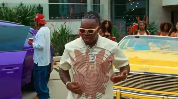 Jacquemus Chemise zippée blanche en spirale de soleil portée par Blxst à Tyga, YG, Blxst - West Coast Weekend (Vidéo officielle)