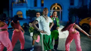 Short de survêtement Palm Angels Forest Green & White Stripe porté par Bobby Shmurda dans Bobby Shmurda - Shmoney (Official Music Video) ft. Quavo, Rowdy Rebel