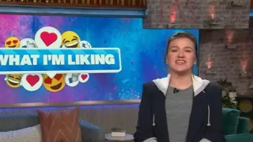 Chaqueta Khloé con capucha Cinq a Sept usada por Kelly Clarkson como se ve en The Kelly Clarkson Show el 22 de octubre de 2025