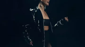 Selena Gomez en el abrigo negro oscuro