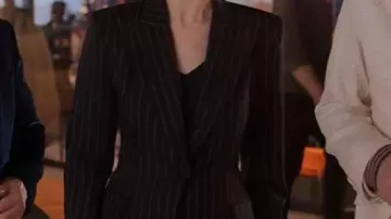 Blazer rayé porté par Mabel Mora (Selena Gomez) dans la série télévisée Only Murders In The Building S05