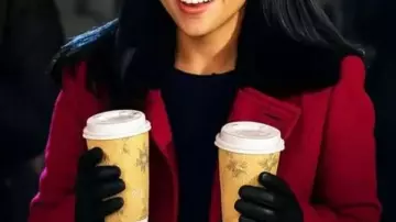 Mi vida con los Walter Boys S02 Abrigo de lana de Nikki Rodríguez usado por Jackie Howard (Nikki Rodríguez) en Mi vida con los Walter Boys (T02)