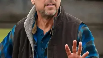 George Walter Mi vida con los Walter Boys S02 Chaleco marrón usado por George Walter (Marc Blucas) en Mi vida con los Walter Boys (S02)