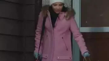 Mi vida con los Walter Boys Abrigo de lana rosa de Jackie Howard usado por Jackie Howard (Nikki Rodríguez) en Mi vida con los Walter Boys