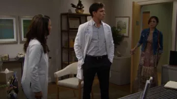 Vestido midi con estampado de retazos de Zara usado por Penélope (Romy Park) como se ve en The Bold and the Beautiful el 17 de octubre de 2025