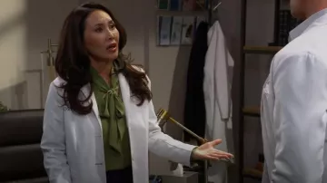 Blusa con cuello de lazo T Tahari usada por Li Finnegan (Naomi Matsuda) como se ve en The Bold and the Beautiful el 17 de octubre de 2025