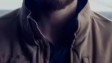 Veste marron portée par James Reece (Chris Pratt) dans The Terminal List