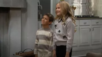 Suéter de punto con lazos de Zara usado por Kelly Spencer (Sophia Mckinlay) como se ve en The Bold and the Beautiful el 20 de octubre de 2025