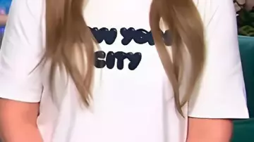 Camiseta estampada de la ciudad de Nueva York usada por Self - Presentadora (Kelly Clarkson) en The Kelly Clarkson Show