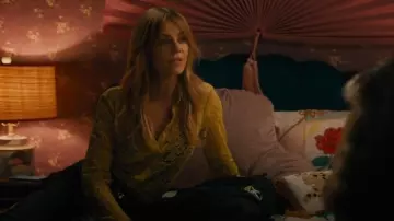 Camisa L'Agence Maia en encaje amarillo de Ceilán usada por Morgan Gillory (Kaitlin Olson) como se ve en High Potential (S02E06)