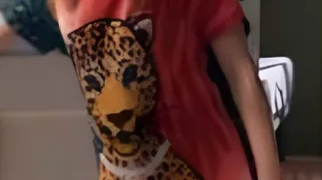 Camiseta con estampado de leopardo usada por (Stephanie Panozzo) en Home and Away