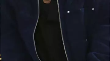 Veste en daim bleu marine portée par (Andre Richardson) dans Beyond the Gates