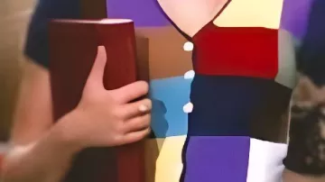 Cárdigan de bloques multicolores usado por Marcia Brady (Maureen McCormick) en The Brady Bunch