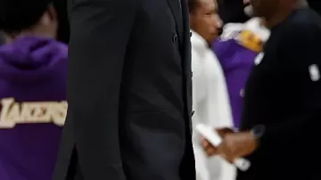 Black Blazer worn by LeBron James in Bombshell Report Reveals The Relationship Between LeBron James And The Lakers Is Falling Apart