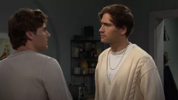 Se encontró un cárdigan de punto de cable cruzado usado por Deke (Harrison Cone) como se ve en The Bold and the Beautiful el 22 de octubre de 2025