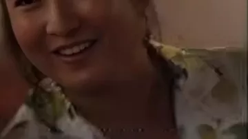 Emily In Paris S05 Mindy Chen Ensemble court à imprimé citron porté par Mindy Chen (Ashley Park) comme on le voit dans Emily in Paris (S05)