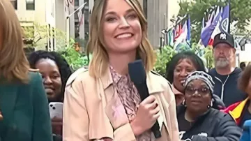 Today Show 2025 Savannah Guthrie Abrigo de gabardina floral usado por Savannah Guthrie como se ve en Today