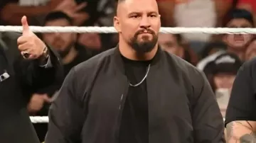 Chaqueta bomber de WWE RAW 2025 usada por Bron Breakker como se ve en WWE Raw
