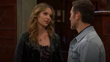 Chaqueta de cuero Pinko Gothika usada por Tessa Porter (Cait Fairbanks) como se ve en The Young and the Restless el 21 de octubre de 2025