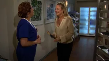 Suéter de Paige Riva usado por Sharon Newman (Sharon Case) como se ve en The Young and the Restless el 22 de octubre de 2025