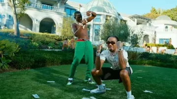 The Elder Statesman Gecko Green Pantalon de survêtement lourd porté par Bobby Shmurda dans Bobby Shmurda - Shmoney (Official Music Video) ft. Quavo, Rowdy Rebel