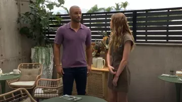 Polo de tela de rizo con cuello de chevron Johnny de Rag & Bone Zuma usado por Holden Novak (Nathan Owens) como se ve en The Young and the Restless el 22 de octubre de 2025