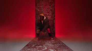 Jeans Raf Simons Black 2C B GHB Patch usados por Boogie en WESTSIDE BOOGIE - Rainy Days ft. Eminem