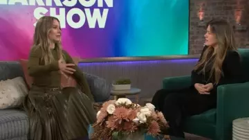 Mono de esmoquin Sergio Hudson usado por Kelly Clarkson como se ve en The Kelly Clarkson Show el 23 de octubre de 2025