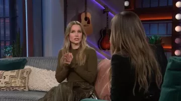 Simkhai Abilene Mixed-Media Midi-Dress usado por Kristen Bell como se ve en The Kelly Clarkson Show el 23 de octubre de 2025