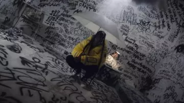 Pantalones de chándal con logo de goma a rayas reflectantes y negro en blanco roto usados por Boogie en WESTSIDE BOOGIE - Rainy Days ft. Eminem