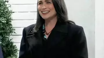 Hôpital général Rena Sofer 2025 Manteau clouté de Rena Sofer à l’hôpital général