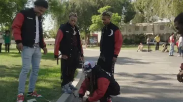 99 %IS Pantalon à cordon élastique noir et rouge porté par Trippie Redd dans Trippie Redd – I Got You ft. Busta Rhymes (Clip Officiel)