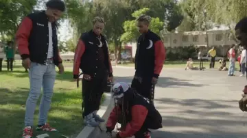 99 %IS Pantalon à cordon élastique noir et rouge porté par Trippie Redd dans Trippie Redd – I Got You ft. Busta Rhymes (Clip Officiel)