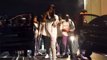 T-shirt Amiri White Core Logo porté par Chief Keef dans Chief Keef - Lola Bunny (photographié par @colourfulmula )
