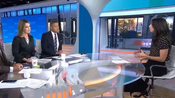 Blusa de seda Alice + Olivia Willa usada por Natalie Azar como se ve en Today el 23 de octubre de 2025