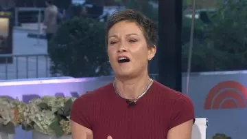 J. Crew Nouveau t-shirt côtelé en cachemire poids plume porté par Stephanie Gosk, comme on le voit dans Today le 23 octobre 2025