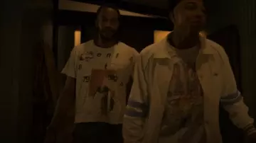 Efants Riches Deprimes Pharmacist's Daughter Camiseta de algodón usada por Lewis Stewart (McKinley Freeman) como se ve en Reasonable Doubt (S03E07)