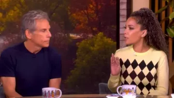 Proenza Schouler Vivian Argyle Pull à col rond porté par Sunny Hostin comme on le voit dans The View le 23 octobre 2025