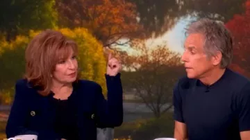 Cardigan L’Agence Astor Contrast Trimling porté par Joy Behar comme on le voit dans The View le 23 octobre 2025