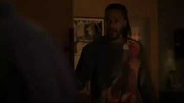 Sudadera con cuello redondo Market Drive usada por Lewis Stewart (McKinley Freeman) como se ve en Reasonable Doubt (S03E07)