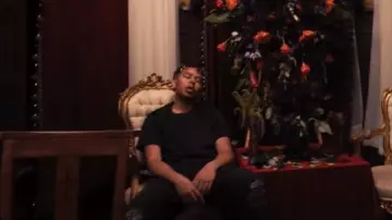 Amiri Black & Red Bandana MX1 Jeans porté par YBN Cordae dans Cordae - Nightmares Are Real (feat. Pusha T) [Official Music Video]