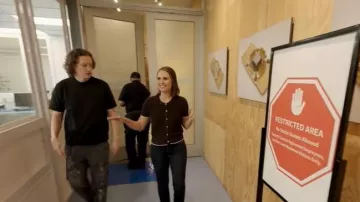 Cardigan à manches courtes Rag & Bone Dina porté par Elizabeth Schulze comme on le voit dans Good Morning America le 23 octobre 2025