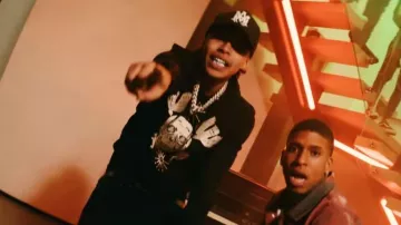 Ceinture Amiri en cuir noir et argent avec logo de base portée par DD Osama dans DD Osama - Let’s Do It ft. NLE Choppa, Dee Play4Keeps