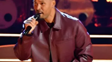 Antonio Ramsey The Voice S28 Blouson en cuir bordeaux porté par (Antonio Ramsey) dans The Voice (S28)